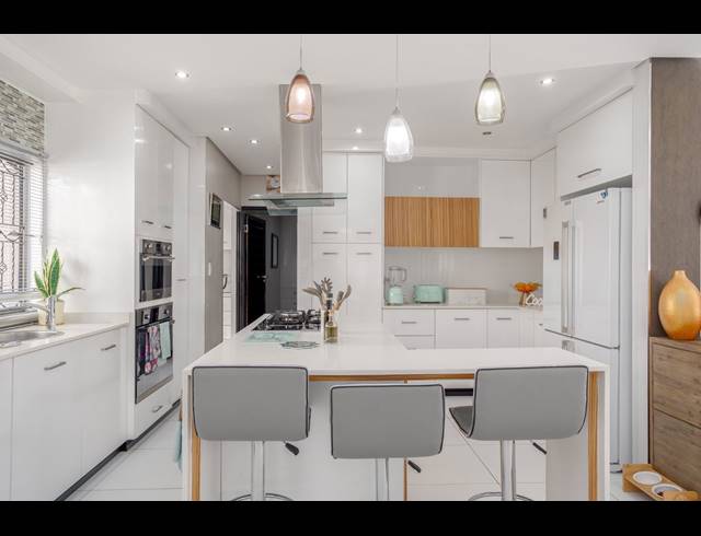 4 BEDROOM DUPLEX FOR SALE IN BEVERLEY HILLS